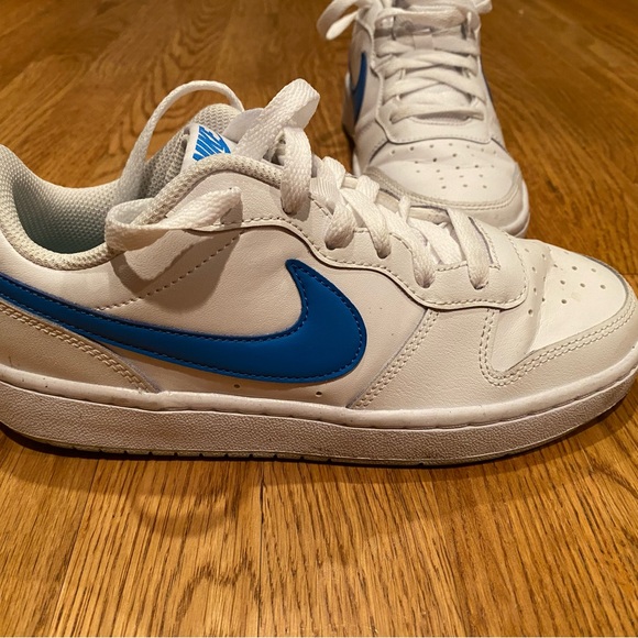 Boys Nike low top sneakers. White with blue swoosh, - Picture 4 of 4